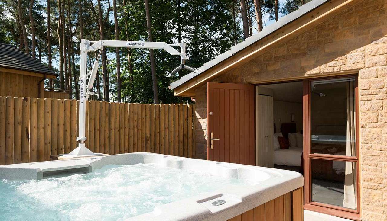 Hot tub with hoist