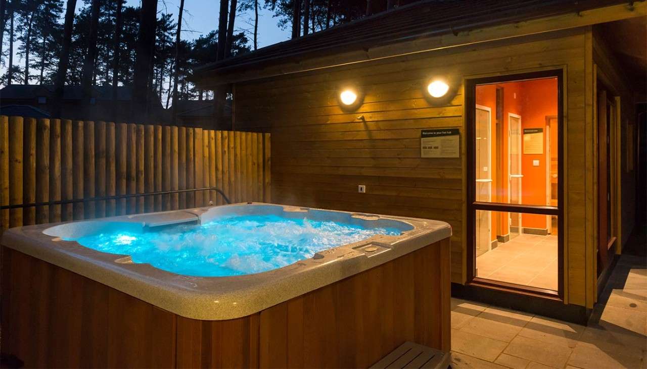 A hot tub outside a lodge 