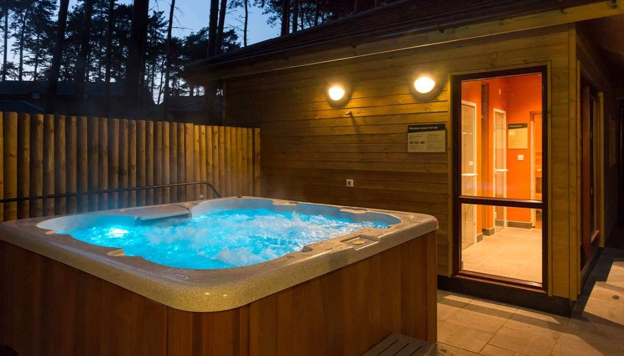 A hot tub and sauna outside an Exclusive Lodge