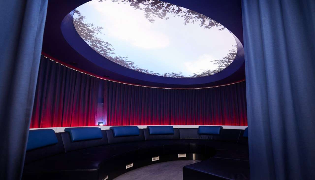 Oval room with views on the sky through a window in the ceiling