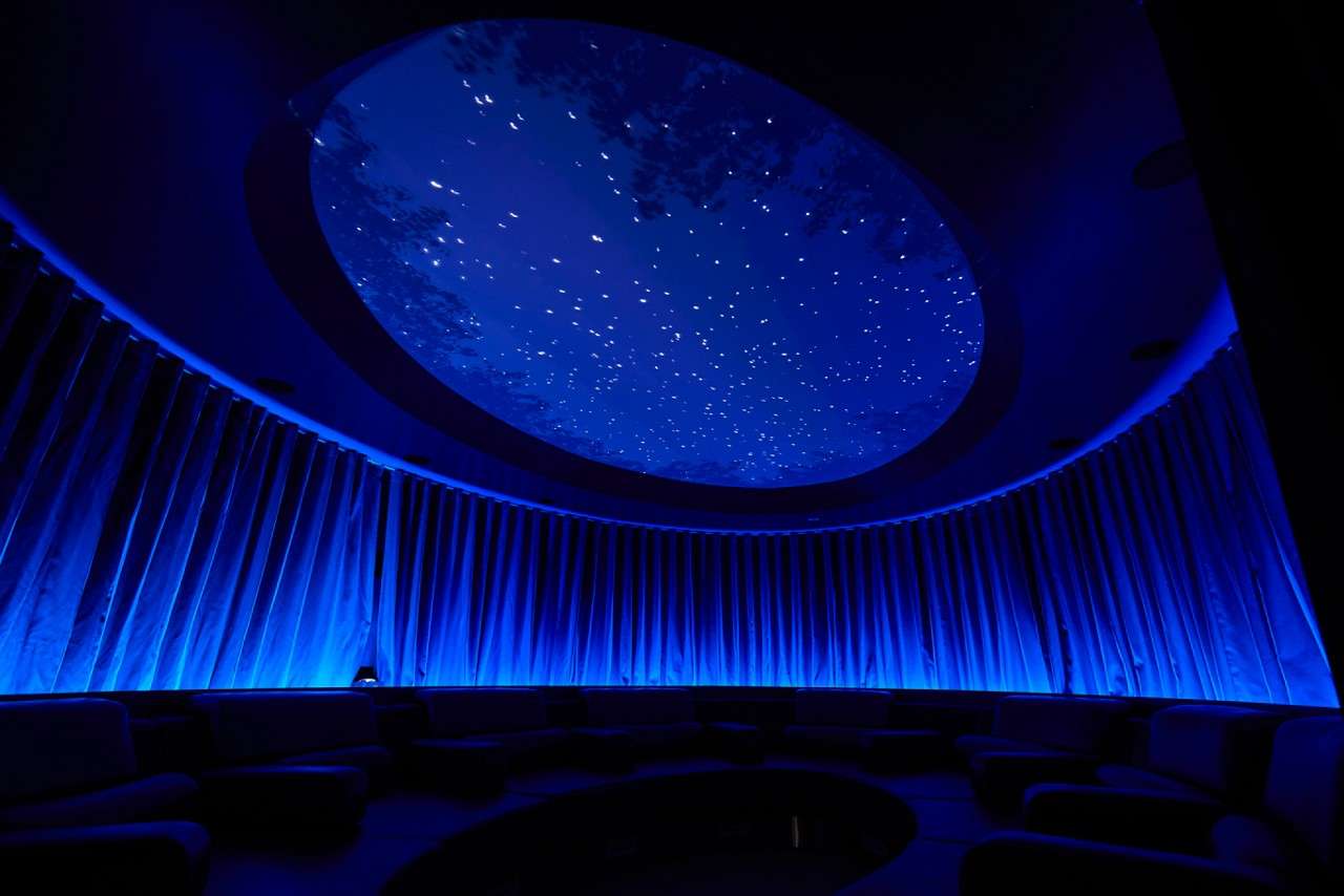 Oval room with views on the sky through a window in the ceiling