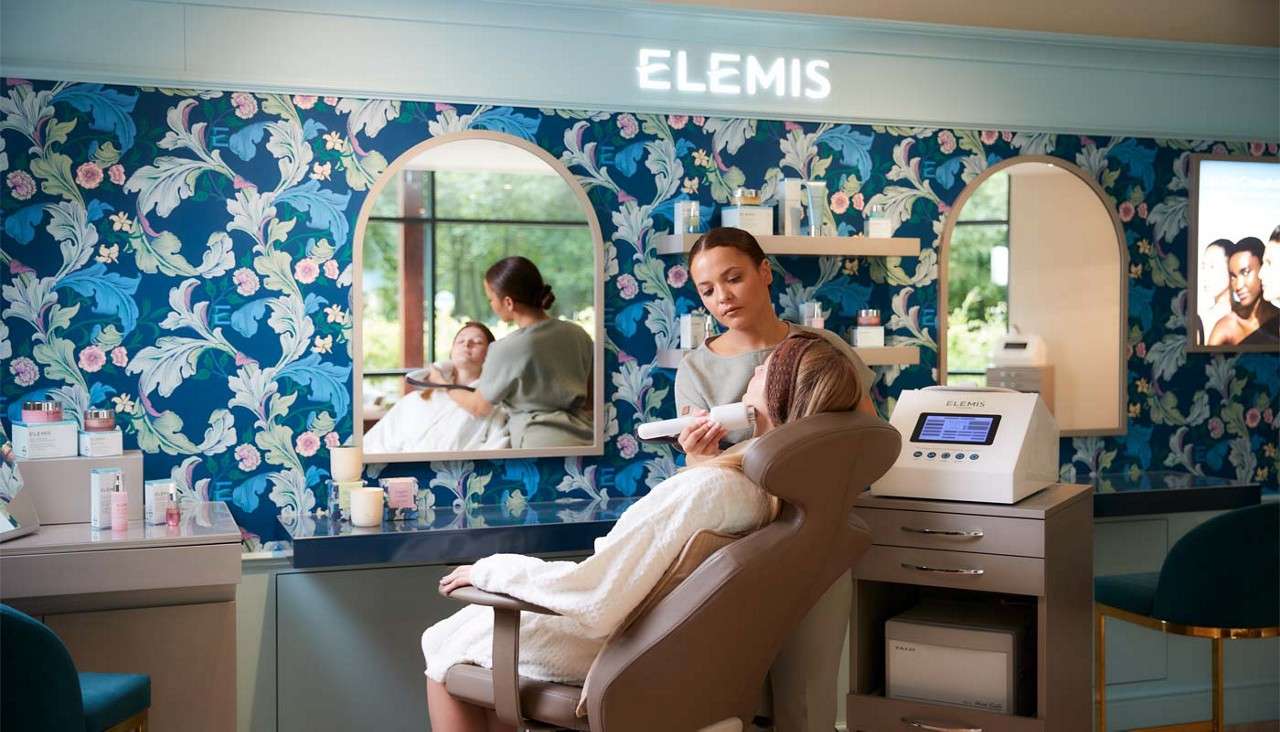 Woman sitting having a facial with a Cryo Sculpt machine. 