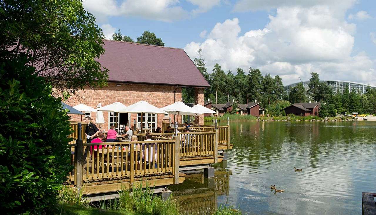 Lakeside Inn next to the lake