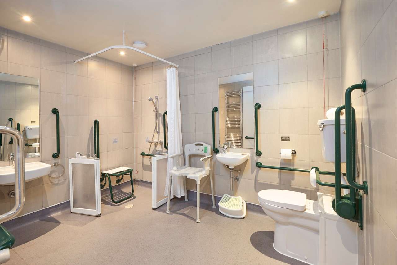 Four Bedroom New Style Accessible Woodland Lodge - bathroom