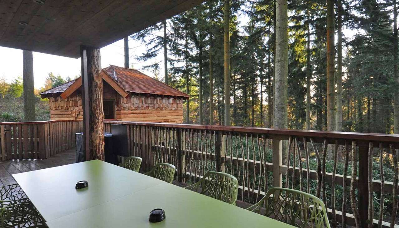 Th outdoor balcony with seating area 