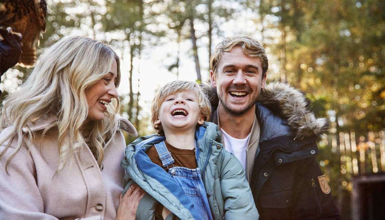 Family encountering an owl