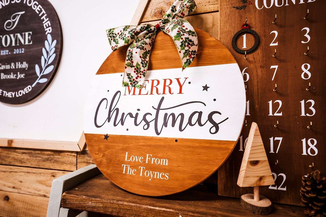 Plaque with a Christmas design.