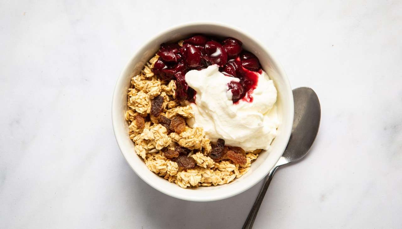 Granola pot with yogurt and berries
