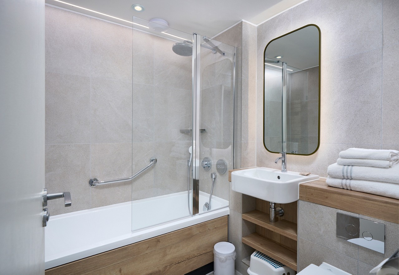 GRAND FOREST LODGE BATHROOM 2